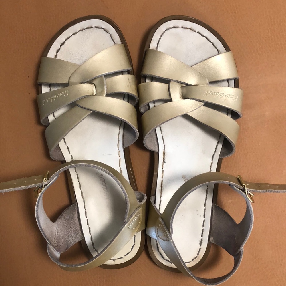 Gold saltwater sandals size 7 US (5 EU)